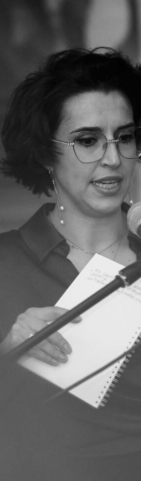 Theresa Ulbricht spricht am Mikrofon